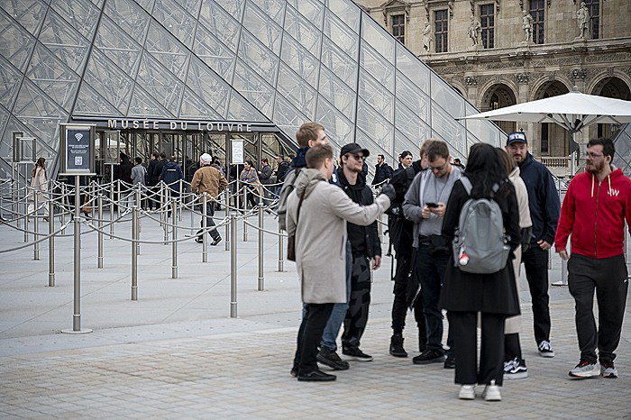 Лувр повысит на 45 стоимость билетов для большинства туристов из стран не входящих в Европейский союз Благодаря этому шагу годовые доходы музея увеличатся на 15 20 млн евро что поможет финансированию реставрации музея пишут западные СМИ С 14 января индивидуальные посетители из стран не входящих в Европейскую экономическую зону Евросоюз Исландия Лихтенштейн и Норвегия будут платить 32 евро сообщил представитель музея в пятницу Билеты для посетителей в составе групп с аккредитованными гидами будут стоить 28 евро Фото Samuel Boivin NurPhoto via Getty Images interfaxonline