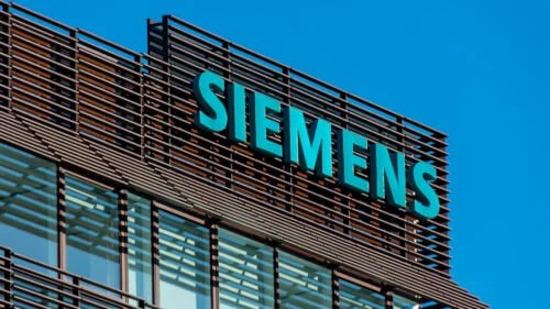 «Росатом» планирует предъявить Siemens судебные претензии  Речь идёт о непоставке предоплаченного оборудования на АЭС «Аккую» в Турции, сообщил глава госкорпорации Алексей Лихачёв.  Он назвал отказ немецкой компании от поставок «демонстративным». Кроме того, Лихачёв заявил, что «все стройки идут по плану», возможны подвижки на два-три месяца, «но общий ход, контрактные сроки реализации этих проектов соблюдаем, активно взаимодействуя с заказчиками», передаёт «Россия-24».    Подпишись на «Говорит Москва»