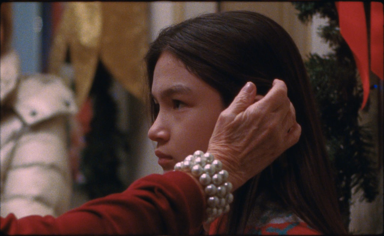 Эхо фестиваля Послание к человеку в музее современного искусства Гараж С 14 по 16 ноября в лектории музея покажут лучшие фильмы международного кинофестиваля Послание к человеку В программу вошли работы из конкурса экспериментального кино и специальных программ юбилейного фестиваля В лектории состоятся три кинопоказа 14 ноября 19 30 21 30 Беловы и Хлебный день Зрители увидят две картины из ретроспективной программы фестиваля Десять гран при разных лет Беловы 1992 г режиссёра Виктора Косаковского и Хлебный день 1998 г режиссёра Сергея Дворцевого 15 ноября 19 00 20 30 Недопонимание как система На показе будут представлены десять короткометражных фильмов участников и призёров экспериментального конкурса In Silico объединённых темой взаимоотношений человека и технологий Среди картин победители конкурса Сто лет спустя реж Кристоф Жирарде Секретная система недопонимания 2 реж Никита Спиридонов Как лошади под дождём реж Николас Шмидт 16 ноября 19 00 20 20 100 000 000 000 000 Сто тысяч миллиардов Картина Виржиля Вернье 2024 г из программы Гротеск как ответ Petit Film Следуй за КИНОТВ