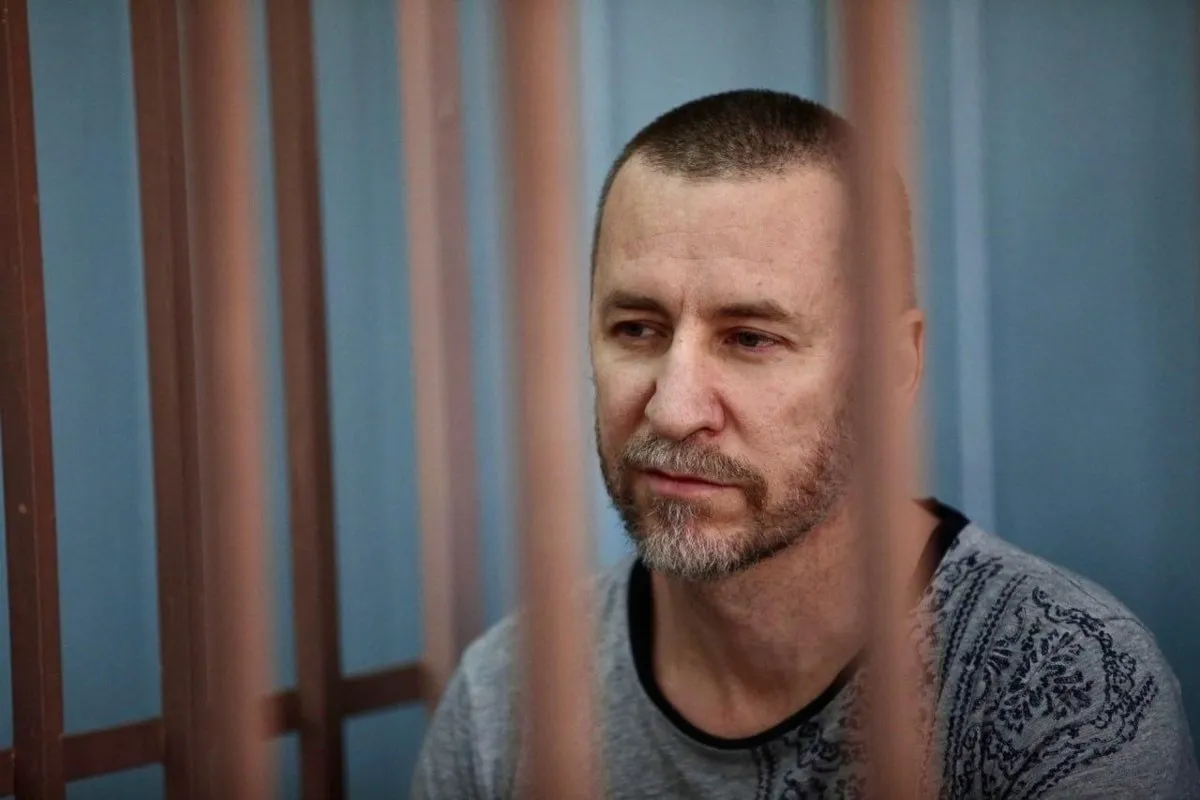 Один из адвокатов Алексея Навального вышел из колонии По сообщению Первого отдела юрист Игорь Сергунин освободился после отбытия срока и покинул СИЗО 1 УФСИН по Владимирской области Сергунин был осужден на 3 5 года лишения свободы по делу об участии в экстремистском сообществе и находился под стражей с 13 октября 2023 года Он единственный признал вину По тому же делу другим адвокатам Навального Алексею Липцеру и Вадиму Кобзеву назначили 5 и 5 5 лет колонии Всем троим запрещено заниматься адвокатской деятельностью в течение трёх лет после освобождения В качестве доказательств вины юристов силовики в частности использовали публичные выступления руководства ФБК Задонатить через бота Patreon