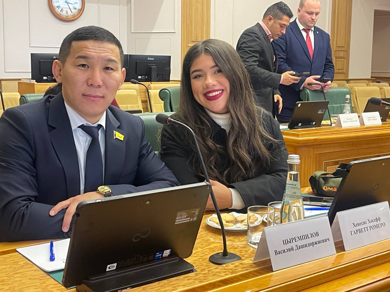 Василий Цыремпилов принял участие во встрече молодых законодателей России и Венесуэлы Встреча прошла накануне в Совете Федерации Депутат горсовета Улан Удэ Василий Цыремпилов как член Палаты молодых законодателей при Совете Федерации принял участие во встрече где участники обсудили вопросы взаимодействия между молодыми политиками России и Венесуэлы Ключевые темы которые мы обсудили обмен опытом в законотворческой деятельности поддержка молодежных инициатив и укрепление двусторонних отношений через мягкую силу молодых политиков поделился Василий Цыремпилов  Он добавил что такие встречи не только укрепляют доверие между странами но и открывают новые горизонты для совместных проектов в социальной экономической и культурной сферах Горсовет Улан Удэ в MAX Telegram ВК ОК