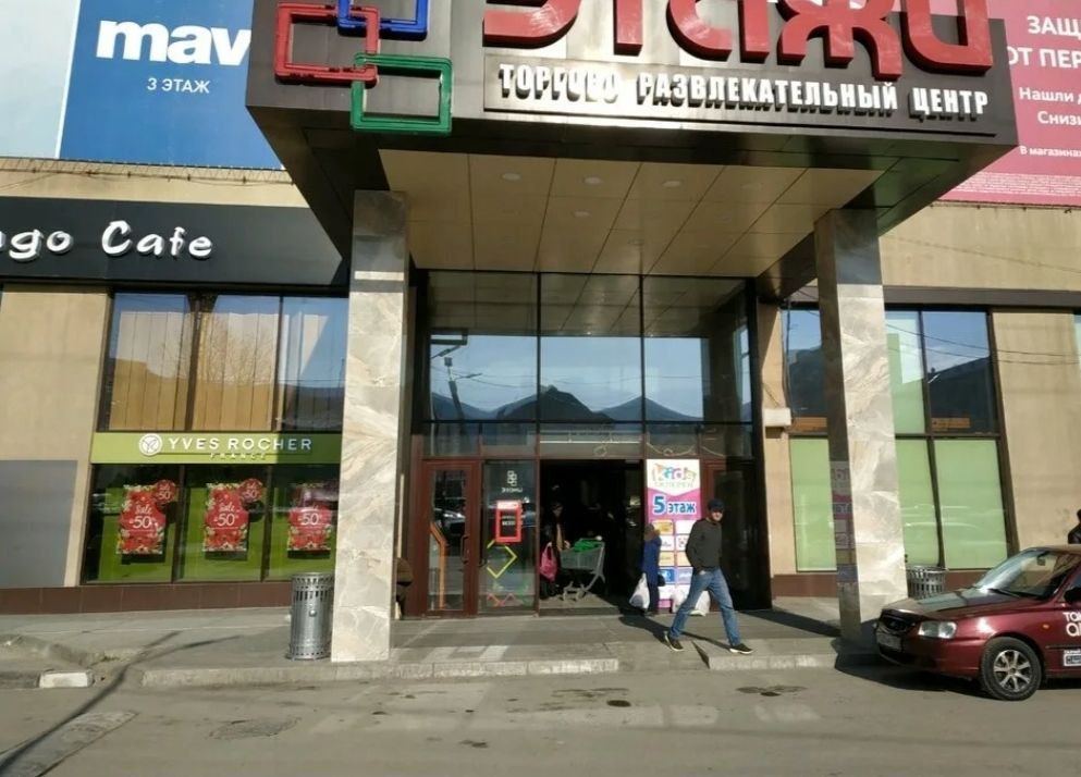 Полицейские разбираются в инциденте со стрельбой у торгового центра в Махачкале сообщает МВД по Дагестану Около 18 30 возле торгового центра произошел конфликт между семейной парой и прохожим Причиной послужил взгляд мужчины на женщину в никабе который супругам показался оскорбительным Словесная перепалка закончилась стрельбой из травматического пистолета которую открыл муж Пострадавших нет полиция выясняет обстоятельства произошедшего Один из участников инцидента доставлен в отдел полиции стрелявший разыскивается