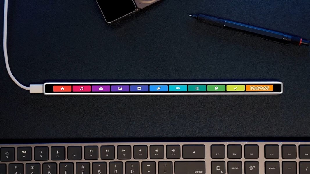 В MacBook Pro 2016 года Apple представила Touch Bar — небольшой сенсорный дисплей, расположенный над клавиатурой. Touch Bar заменил ряд функциональных клавиш и добавил динамические кнопки, которые менялись для каждого приложения.  Apple начала постепенно отказываться от Touch Bar с выпуском моделей MacBook Pro 2021 года, а последний Mac с Touch Bar был снят с производства в 2023 году. Теперь же был представлен аксессуар Flexbar, который позволяет добавить аналог Touch Bar к вашей клавиатуре.