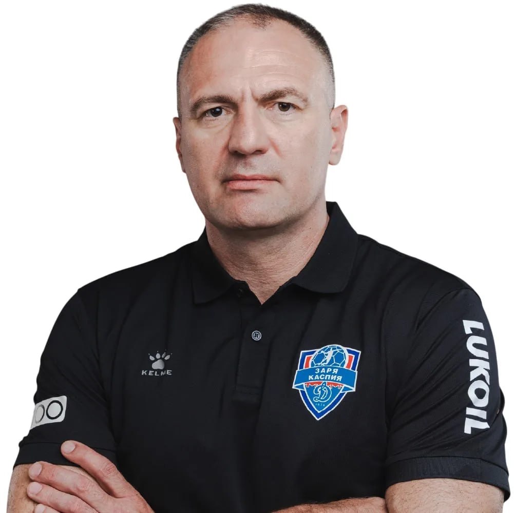 Тренера гандбольного Динамо избили в Астрахани Все произошло вечером когда Георгий Заикин возвращался с тренировки Водитель BMW подрезал тренера во время обгона из за чего машина специалиста вылетела на обочину и получила повреждения Позже мужчина начал выламывать дверь автомобиля Заикина угрожал расправой Тренер вышел из машины после чего на него напали и начали избивать В результате нападения специалист потерял сознание Подписывайтесь на РИА Новости Спорт в MAX