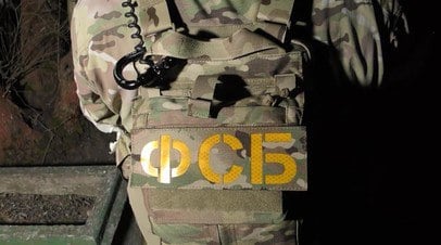 Еще одну предательницу — перечисляла деньги ВСУ — ФСБ задержала в Ростове-на-Дону  Денежные средства она переводила с вполне определенной целью — покупка военной продукции для боевиков Украины.  «Установлено, что жительница Ростова-на-Дону после 24 февраля 2022 года неоднократно переводила денежные средства на банковские карты, используемые гражданкой Украины, с которой контактировала посредством сети интернет до начала СВО», — отмечают в спецслужбе.  Уточняется, что переводившая деньги женщина точно знала, что перечисляемые финансовые средства в дальнейшем используются для покупки транспортных средств, оптических прицелов, камуфляжной формы, БПЛА для украинских подразделений. Приобретаемые в итоге беспилотники применялись против российской инфраструктуры.  В отношении подозреваемой возбуждено уголовное дело по ст. 275 УК России «Государственная измена».  Какими [цензурными] эпитетами вы бы назвали эту дрянь?   Присоединяйся к СВОИМ Набор добровольцев