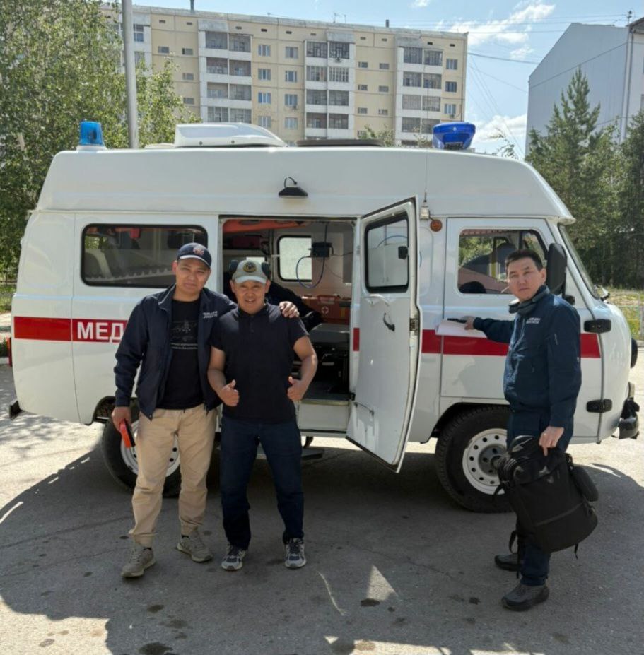 Экстренная эвакуация в горах Томпонского района  В Сунтарских горах врачи спасли девочку-подростка, которая из-за сильной боли в бедре перестала ходить — нога онемела и опухла.  Девочка находилась в составе кочевого оленеводческого стада. Пять дней к ней добирались врачи центра медицины катастроф — путь осложняли низкая облачность и труднодоступность местности.    Всё это время медики были на связи с родителями — благодаря спутниковой тарелке. Девочку эвакуировали санрейсом в Национальный центр медицины, сейчас её состояние стабильно.  Центр медицины катастроф Якутии — лидер в России по эвакуации из удалённых районов. И снова — настоящая работа героев.  Айгылаана  Фото: центр медицины катастроф Якутии    Новости   Yakutsk News