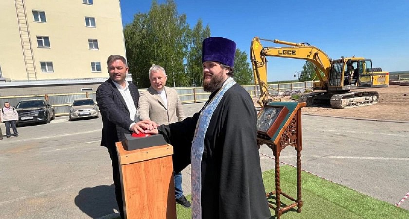 Сегодня в Кирове началось строительство Феодоровского храма Первоначально храм появился в Вятке в 1915 году, на берегу реки, благодаря проекту известного архитектора Ивана Чарушина. Однако в 1962 году его уничтожили. В 2007 году на его месте возвели деревянную церковь, которая сгорела в 2023 году. Перед началом строительства был отслужен молебен, дающий благословение работникам на предстоящий труд. В богослужении участвовали верующие кировчане, прихожане Феодоровского храма, а также благотворители.
