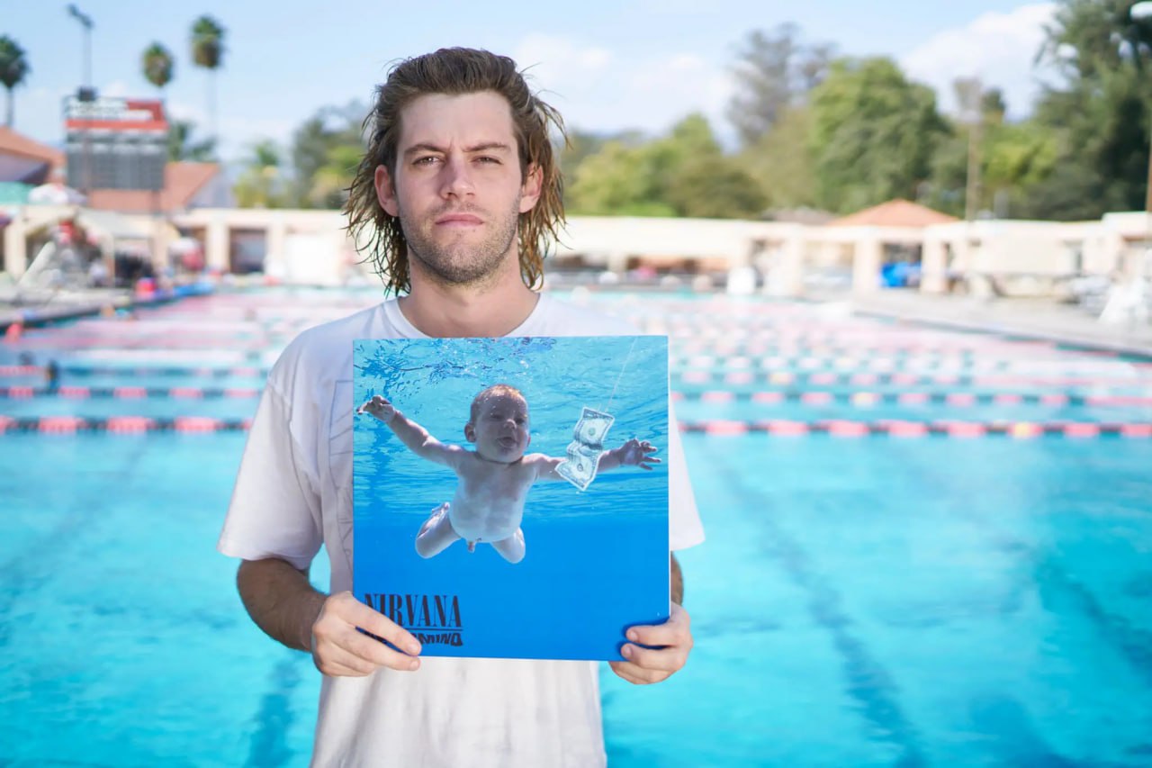 Спенсер Элден которого во младенчестве сфотографировали на обложку Nevermind вновь проиграл суд против группы Nirvana Мужчина обвинял участников коллектива в распространении детского порно Суд не нашел на обложке альбома детской порнографии сравнив снимок с семейной фотографией голого ребенка во время купания Кроме того факта что истец был голым на обложке альбома ничто не приближает это изображение к определению детской порнографии В 2022 году суд уже отклонял иск Элдена ссылаясь на истечение сроков давности но Апелляционный суд отменил это решение Больше новостей в Daily News