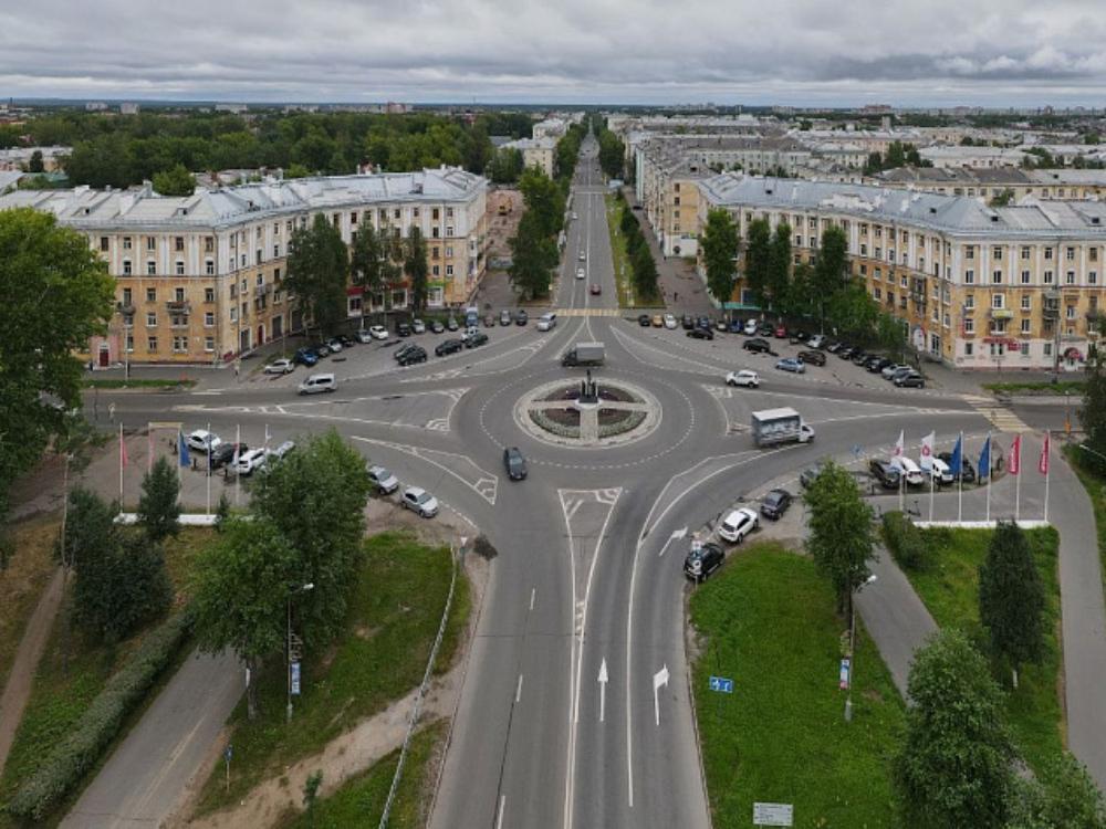 Губернатор Цыбульский в Северодвинске: исторический центр города преобразится За два года в Северодвинске в порядок приведут внешний облик домов, расположенных на проспекте Ленина от площади Егорова до площади Победы. Всего в региональную программу капитального ремонта общего имущества МКД в Северодвинске включены 12 домов, расположенных вдоль проспекта Ленина на отрезке от площади Егорова до площади Победы. Как сообщил глава администрации Северодвинска Игорь Арсентьев, уже выполнен капремонт фасадов двух многоквартирных домов: № 7/47 и 16/1 по проспекту Ленина. В 2025 году заключены договоры на капитальный ремонт фасадов шести домов. Общая стоимость работ составит почти 195 млн рублей. В пяти домах по проспекту Ленина ремонтные работы завершатся до конца текущего года, еще в одном доме — в следующем году. Кроме того, в этом году запланирован ремонт кровель в семи домах по проспекту Ленина и одном доме по улице Советской. На эти цели предусмотрено порядка 128 млн рублей. Работы должны завершиться до конца года. Фото: пресс-служба губернатора и правительства Архангельской области