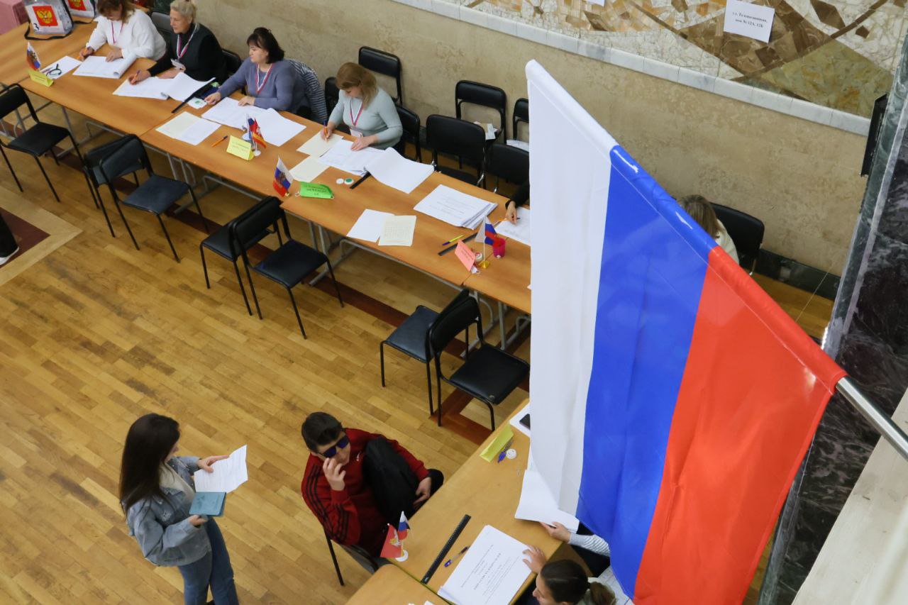 В Челябинской области 8 кандидатов выбыли из борьбы за место в заксобрании  Восемь претендентов на кресло депутата Законодательного собрания Челябинской области восьмого созыва покинули предвыборную гонку. При этом пятеро утратили статус кандидата, а еще троим отказано в регистрации.  Комиссия завершила официальную регистрацию кандидатов. Согласно итоговым цифрам, всего на 60 депутатских мандатов претендуют 432 человека, из них 160 — по 30 одномандатным округам, а 272 — по партийным спискам.      — В выборах участвуют представители от шести партий и всего один самовыдвиженец, — уточнили в избирательной комиссии.          Голосовать за канал