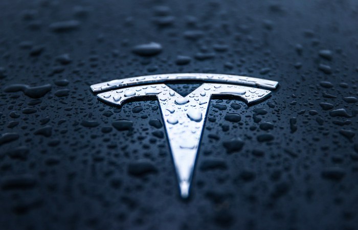 Tesla сократила квартальную чистую прибыль на 37 при рекордной выручке Американский производитель электромобилей Tesla в третьем квартале нарастил выручку до рекорда но чистая прибыль сократилась на 37 Как говорится в презентации компании для акционеров ее чистая прибыль в июле сентябре 2025 года составила 1 37 млрд или 0 39 в расчете на акцию по сравнению с 2 17 млрд или 0 62 на акцию полученными годом ранее Прибыль без учета разовых факторов составила 0 5 на акцию что оказалось хуже консенсус прогноза опрошенных LSEG экспертов на уровне 0 54 на акцию Квартальная выручка Tesla увеличилась на 12 до рекордных 28 1 млрд при среднем прогнозе аналитиков в 26 37 млрд Акции Tesla подешевели на 3 8 по итогам дополнительных торгов в среду после публикации отчетности ifax go