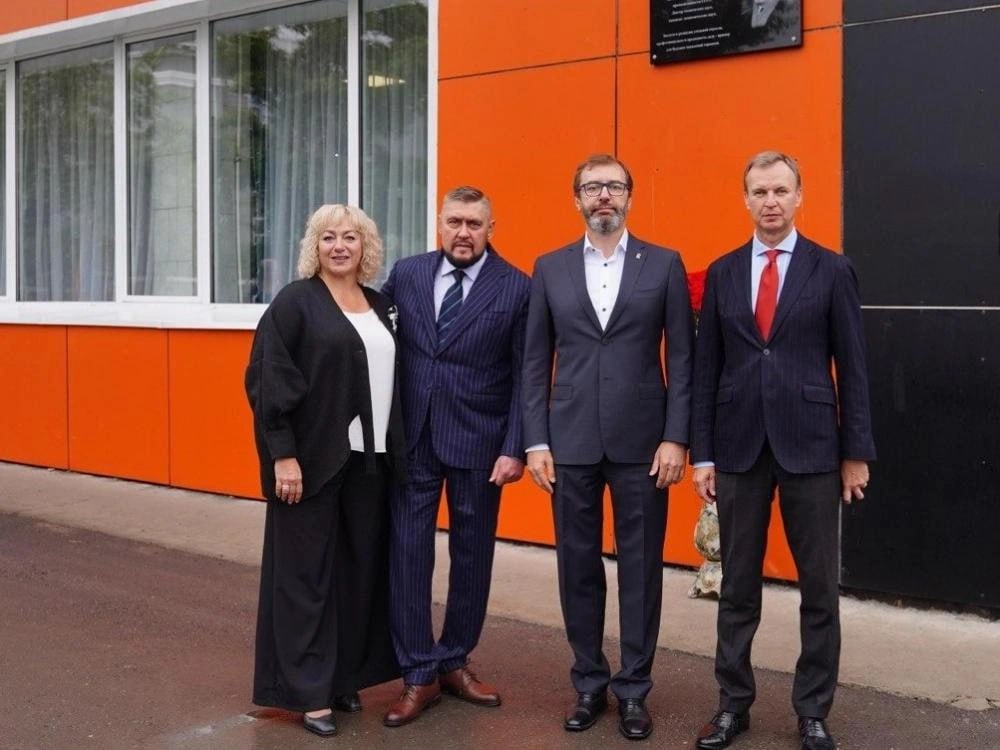 Александр Ведерников поздравил жителей Черемхова с Днем города и Днем шахтера В Черемхово проходят торжественные мероприятия посвященные Дню города и Дню шахтера От имени депутатов Законодательного собрания Иркутской области местных жителей поздравил председатель регионального парламента Александр Ведерников Спикер заксобрания выразил отдельные слова благодарности ветеранам и почетным жителям отметив их труд и большую любовь к городу Черемхово отличают преданность традициям и уважение к истории Узнать подробности   Открытая трибуна