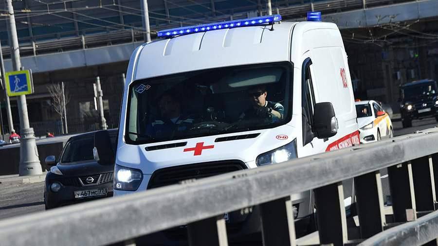 Партия Новые люди выдвинула инициативу отмены штрафов для водителей нарушающих правила дорожного движения если они уступают дорогу скорой помощи На сегодняшний день системы видеонаблюдения не способны правильно оценивать дорожные ситуации что приводит к тому что многие водители останавливаются из за страха получить наказание в случаях когда требуется пропустить экстренные службы Партия планирует создать законодательные нормы которые помогут улучшить проезд автомобилей скорой помощи