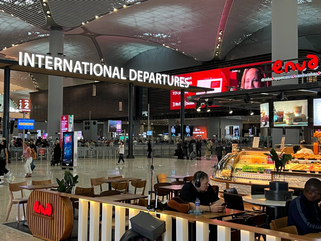 У авиакомпании Turkish Airlines продолжаются сбои в расписании. Из-за ограничений в аэропортах, которые то вводятся, то отменяются, перевозчик был вынужден задерживать и отменять рейсы. Проблемы коснулись не только Москвы. У «Турецких авиалиний» отменено более 20 перелетов между Москвой, Санкт-Петербургом и Антальей, Стамбулом, Бодрумом — как туда, так и обратно. Однако сейчас авиакомпания пытается наладить программу. Подробности — в материале Profi.Travel. #турция #стамбул #анталья #авиакомпании #рейсы #отмены
