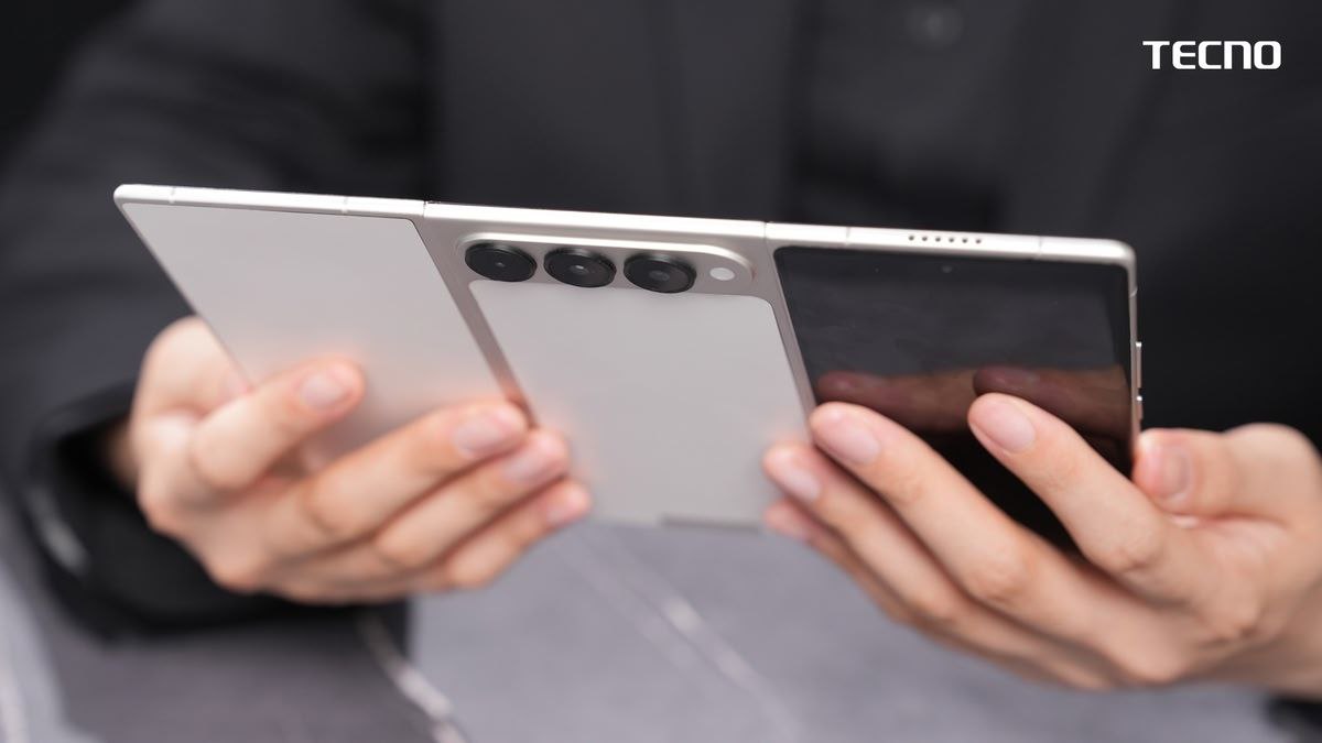 Tecno показала ультратонкий складной смартфон — Phantom Ultimate G Fold    Компания Tecno представила концепт необычного складного смартфона — Phantom Ultimate G Fold. Его уже прозвали «трикладушкой» — гаджет складывается внутрь, как бутерброд, а в разложенном виде превращается в почти планшет с экраном 9,94 дюйма.   Толщина устройства — всего 11,49 мм в сложенном и 3,49 мм в разложенном состоянии. Это даже тоньше, чем у Huawei Mate XT, который уже продаётся.   Ёмкость батареи — больше 5000 мА·ч, но точные цифры пока держат в секрете. Про процессор и камеры тоже подробностей нет — известно лишь, что чип будет «высокопроизводительным», а камера — тройная.  Tecno обещает привезти прототип на MWC 2026 в марте. Так что, возможно, совсем скоро такой футуристичный гаджет появится в продаже.