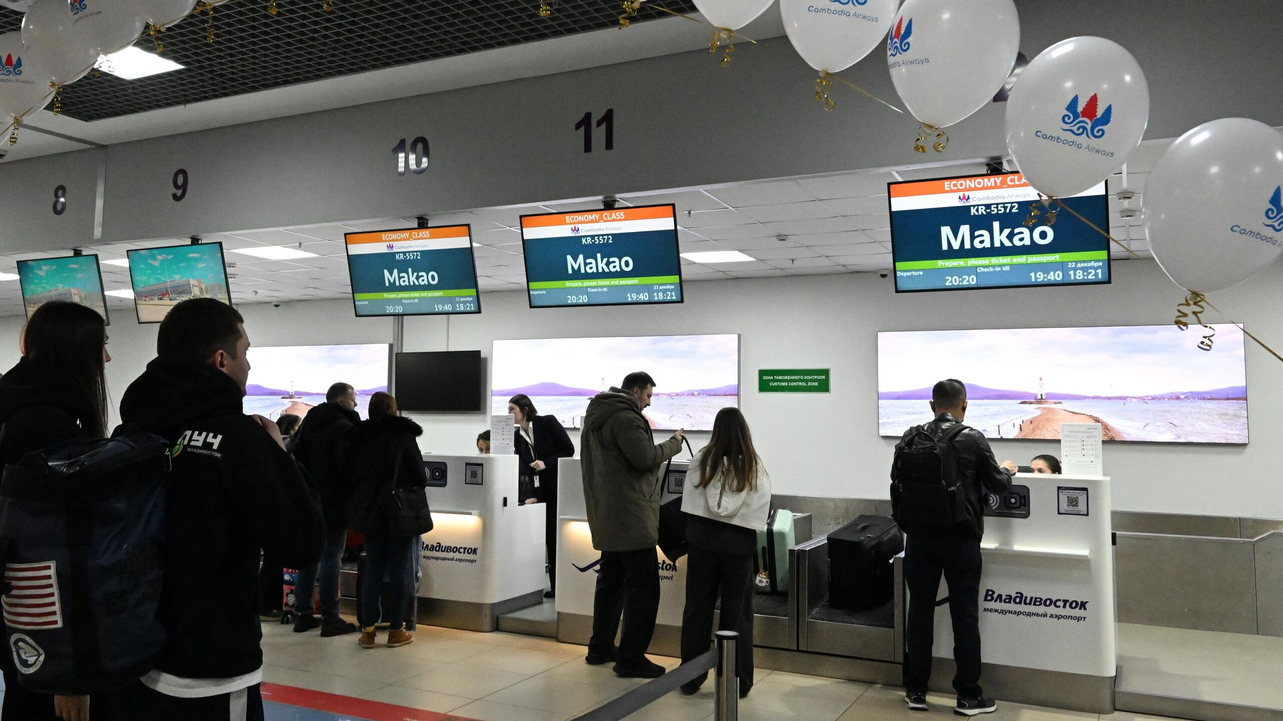 Первый рейс из специального административного района КНР Макао прибыл во Владивосток его выполнила авиакомпания Cambodia Airways сообщает Росавиация Сегодня открылось прямое авиасообщение между Россией и китайским полуостровом Макао Аэропорт Владивосток впервые принял рейс авиакомпании Cambodia Airways из специального административного района КНР Макао говорится в сообщении Полеты между Владивостоком и Макао будут выполняться три раза в неделю на самолете Airbus A320neo Вылеты запланированы по понедельникам средам и пятницам время в пути составит около 5 часов Пассажиропоток между Владивостоком и городами Китая за 11 месяцев 2025 года составил 417 тысяч человек что на 87 превышает аналогичный показатель в 2024 году отметили в Росавиации