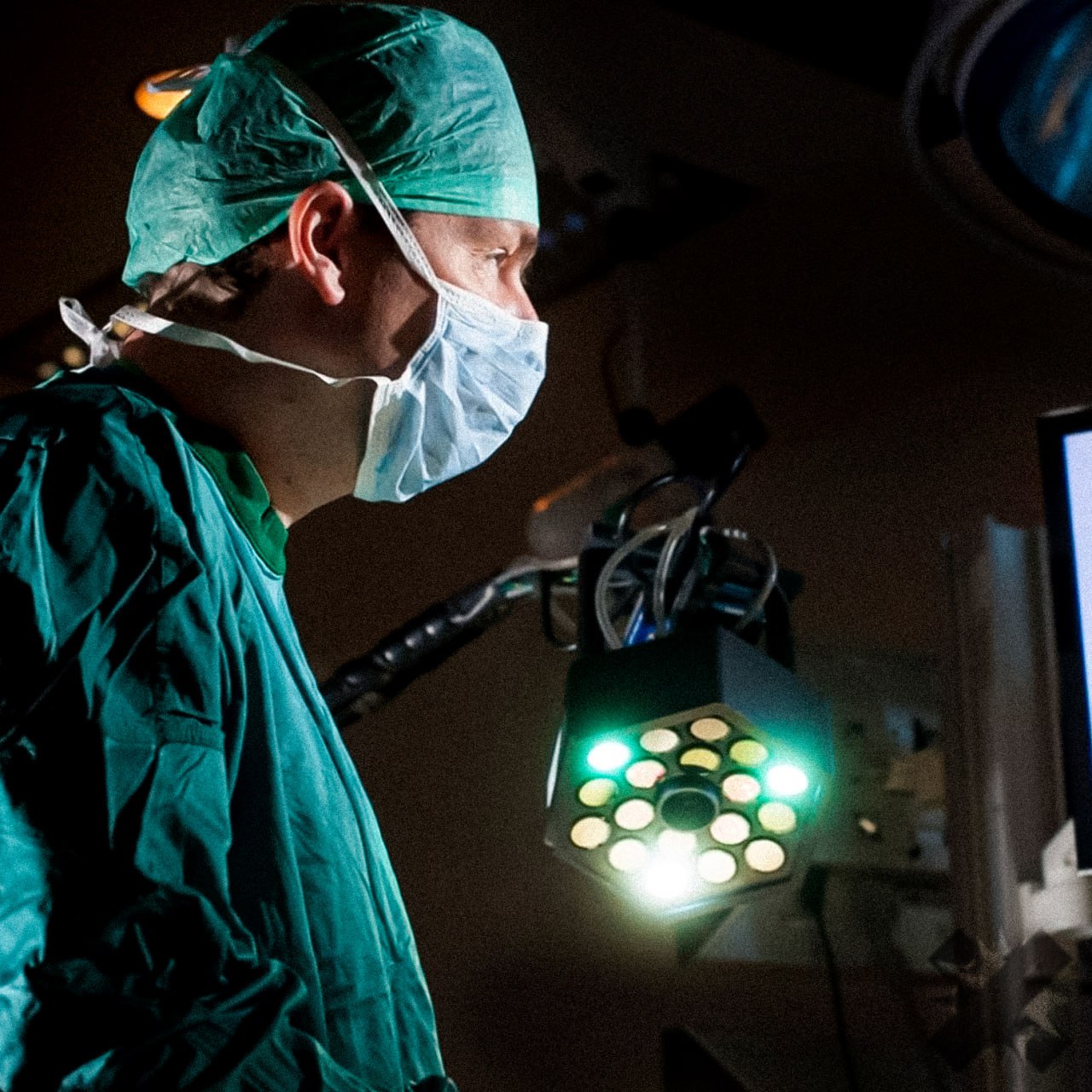 В России создали прототип устройства для лечения рака микроволнами Учёные разработали аппарат который разрушает опухоли без операций Излучение действует только на новообразование не задевая здоровые ткани Уже прошли успешные лабораторные тесты Устройство можно будет применять при раке молочной железы щитовидной железы а также при опухолях почек печени и лёгких Вся процедура занимает около 20 минут гораздо быстрее традиционной операции   гордимся учёными надеюсь все будет работать как надо НМШ