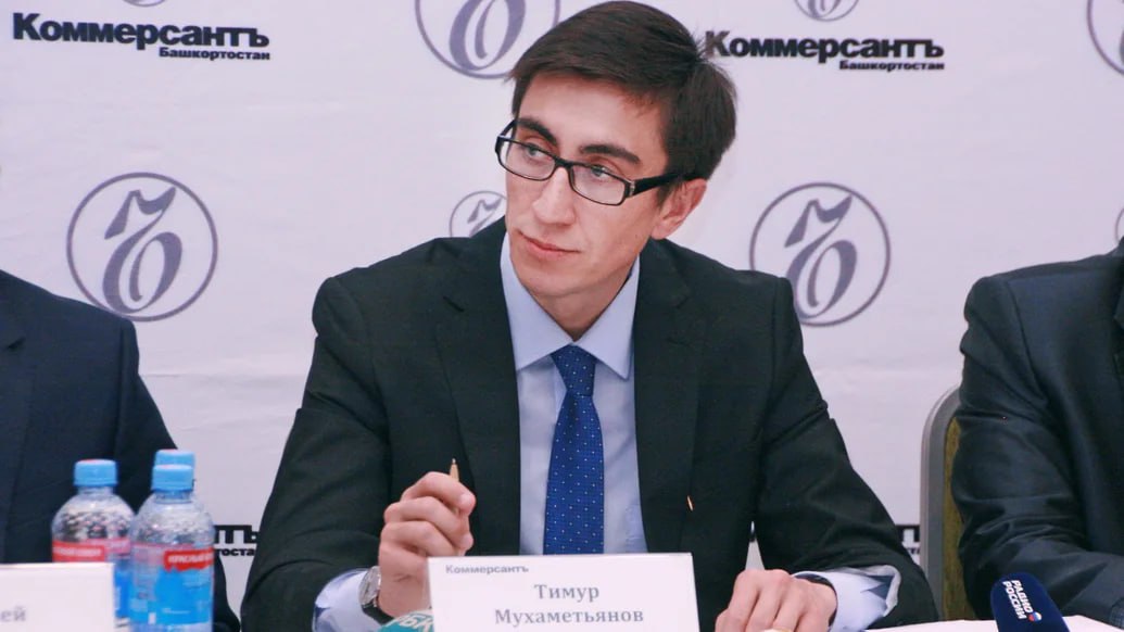  Правоохранительные органы задержали 40-летнего Тимура Мухаметьянова, теперь уже бывшего заместителя начальника Межрегионального территориального управления Федеральной службы по надзору в сфере транспорта по Приволжскому федеральному округу далее — Ространснадзора . Ему вменяется организация преступной схемы получения взяток. Сотрудниками УФСБ установлено, что в 2025 году чиновник по предварительному сговору с двумя доверенными лицами потребовал от руководителя одной из российских компаний-перевозчиков денежные средства за беспрепятственный проезд большегрузного автотранспорта по автомобильным дорогам с превышением допустимых весогабаритных норм. Опасаясь дополнительных проверок и препятствий при осуществлении предпринимательской деятельности, бизнесмен передал посредникам денежные средства в размере 450 тысяч рублей равными частями в два этапа. При получении требуемой суммы злоумышленники были задержаны с поличным чекистами. Региональным Следственным комитетом возбуждено уголовное дело по ч. 5 ст. 290 УК РФ «Получение взятки», в отношении двух лиц, участвовавших в передаче взятки — по ч. 3 ст. 291.1 УК РФ «Посредничество во взяточничестве». Проводятся следственные действия по закреплению доказательной базы, установлению и документированию иных возможных фактов противоправной деятельности злоумышленников. Честно говоря - подписывайтесь