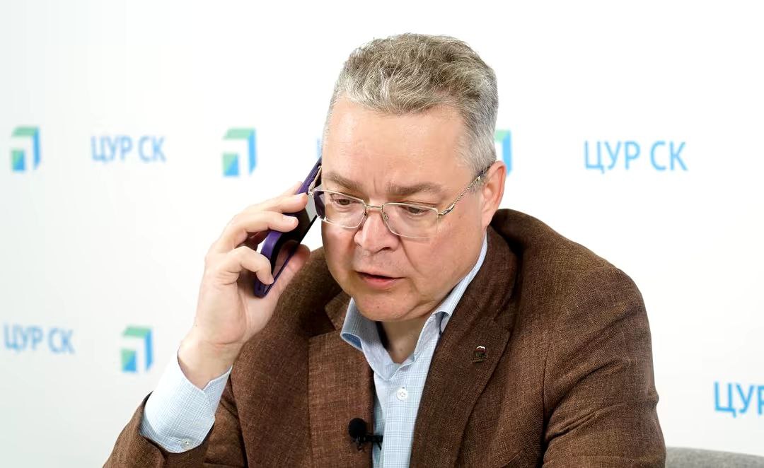 Губернатор Ставрополья поручил разобраться с капремонтом дома в Лермонтове Губернатор Ставрополья Владимир Владимиров на прямой линии, которая прошла в соцсетях, заявил, что в Лермонтове решат вопрос с капремонтом дома. Жители города пожаловались, что в доме по улице Решетникова, 2, до сих пор не отремонтировали крышу, стояки и фасады. По плану работы должны были начаться в 2024 году, но этого не произошло. Губернатор поручил министру ЖКХ края и главе Госжилинспекции СК разобраться. Он также отметил, что если объект сейчас не находится на балансе Фонда капремонта, то средства на его ремонт выделить не получится.