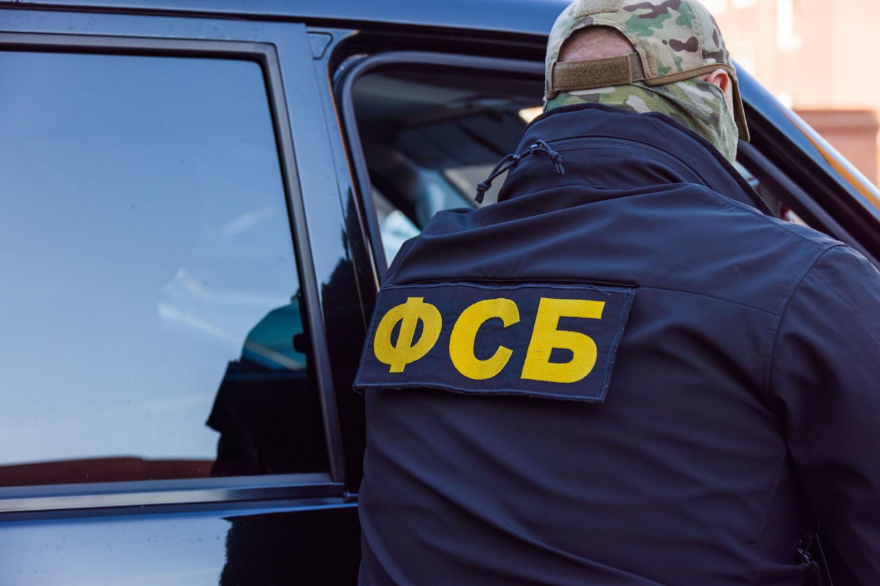 Челябинский экс полицейский попался на госизмене и диверсии Челябинский экс полицейский работавший агентом украинских спецслужб и устроивший диверсию на транспортном объекте региона получил 18 лет лишения свободы Первые четыре года он проведет в тюрьме а последующие в колонии строгого режима Приговор бывшему старшему лейтенанту полиции вынес Челябинский областной суд 42 летний житель региона признан виновным в госизмене и диверсии по статьям 275 и 281 УК России прокомментировали в ФСБ Сотрудники ведомства установили что экс полицейский в сентябре 2024 года договорился о секретном сотрудничестве с представителем спецслужб Украины Тот обучил его конспирации и способам изготовления самодельных зажигательных устройств По заданию своего куратора в сентябре и октябре того же года челябинец совершил диверсию на одном из транспортных объектов Южного Урала