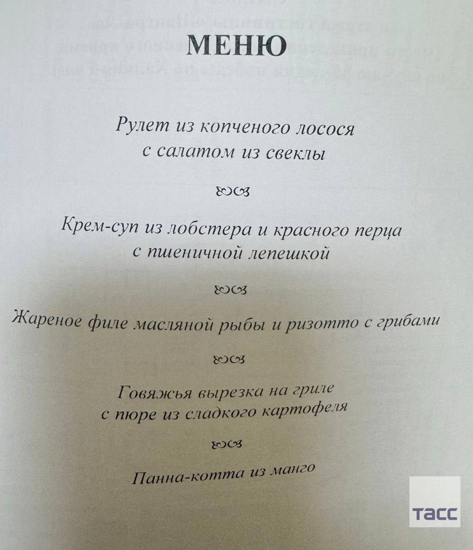 Президент Монголии угостил Владимира Путина блюдами европейской кухни  В качестве закусок лидеры попробовали рулет из копченого лосося с салатом из свеклы. На первое - крем-суп из лобстера и красного перца с пшеничной лепешкой.  На горячее им предложили жареное филе масляной рыбы и ризотто с грибами, а также говяжью вырезку на гриле с пюре из сладкого картофеля. В качестве десерта - панна-котта из манго.