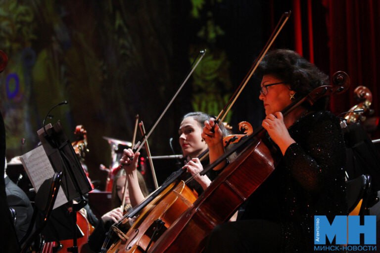 Шедевры мировой классики в исполнении именитых музыкантов прозвучат в Белгосфилармонии 7 февраля В первом отделении можно будет услышать шедевр Антонио Вивальди цикл из четырех концертов Времена года для солирующей скрипки и оркестра Во втором выступит белорусский виолончелист виртуоз лауреат международных конкурсов Микаэл Самсонов Концерт Шедевры мировой классики пройдет в сопровождении молодого белорусского коллектива камерного оркестра Vivaldi life Минск Новости MINSKNEWS BY Telegram Viber FB VK Inst TikTok YouTube