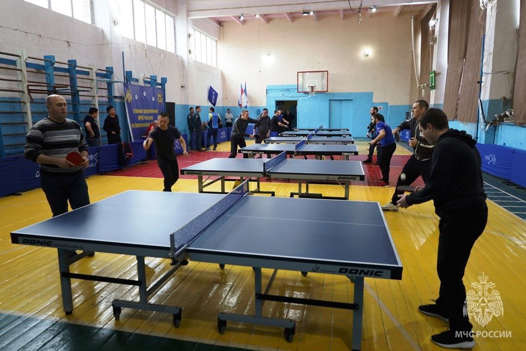 В Геническе прошел турнир по настольному теннису среди сотрудников МЧС России В Геническе на базе колледжа прошел турнир по настольному теннису среди сотрудников МЧС Херсонской области посвященный Дню защитника Отечества В соревнованиях участвовали четыре команды из 18 человек цель которых продвижение здорового образа жизни и участие в спортивных мероприятиях Турнир прошёл в дружеской атмосфере под судейством Олега Петренко руководителя региональной федерации настольного тенниса Победу одержала команда второго пожарно спасательного отряда второе место заняла команда первого отряда а третье служба пожаротушения Победители получили грамоты и памятные призы