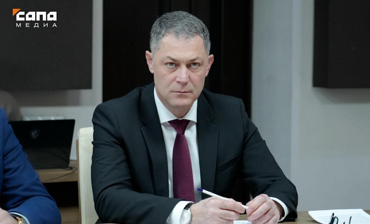 Министр экономразвития Северной Осетии Марат Сокаев дал интервью ТАСС Главное Налоги от представителей турбизнеса воспользовавшихся господдержкой за прошедший год выросли в 2 4 раза составив 14 7 млн рублей В рамках программы льготного кредитования реализуются семь инвестпроектов благодаря которым будут созданы около 100 единиц номерного фонда За два прошедших года республике на создание модульных средств размещения было выделено почти 594 млн рублей субсидий А на развитие агротуризма в рамках грантов 98 8 млн В республике реализуют пять масштабных проектов включающих в себя 11 подпроектов Общая стоимость этих проектов составляет около 74 млрд рублей из которых примерно 57 млрд приходится на внебюджетные источники На сегодняшний день завершены два подпроекта Введен в эксплуатацию новый аэровокзальный комплекс для внутренних авиалиний в международном аэропорту Владикавказ а также завершены работы по закладке интенсивного яблоневого сада и строительству плодохранилища Казачьего хутора Общий объем финансирования по этим двум проектам составил 16 2 млрд рублей было создано 850 рабочих мест К 2030 году планируется создание 3 747 новых рабочих мест Подписывайся на Сапа 15 Telegram МАХ