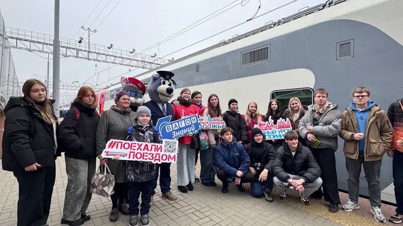 Почти 500 туристов вчера отправились в увлекательное путешествие в Волгоград из Саранска В основном это школьники уехали они из столицы Мордовии на двухэтажном тематическом поезде Это первый такой маршрут в составе межрегионального туристического проекта Вагон знаний сообщает Куйбышевская железная дорога На станции в соседнем городе к мордовским школьникам присоединились ученики из Пензы Ребята вернутся в Саранск в воскресенье тур рассчитан на три дня и две ночи А увидят они Мамаев курган музей панораму Сталинградская битва Дом Павлова Аллею Героев и другие объекты