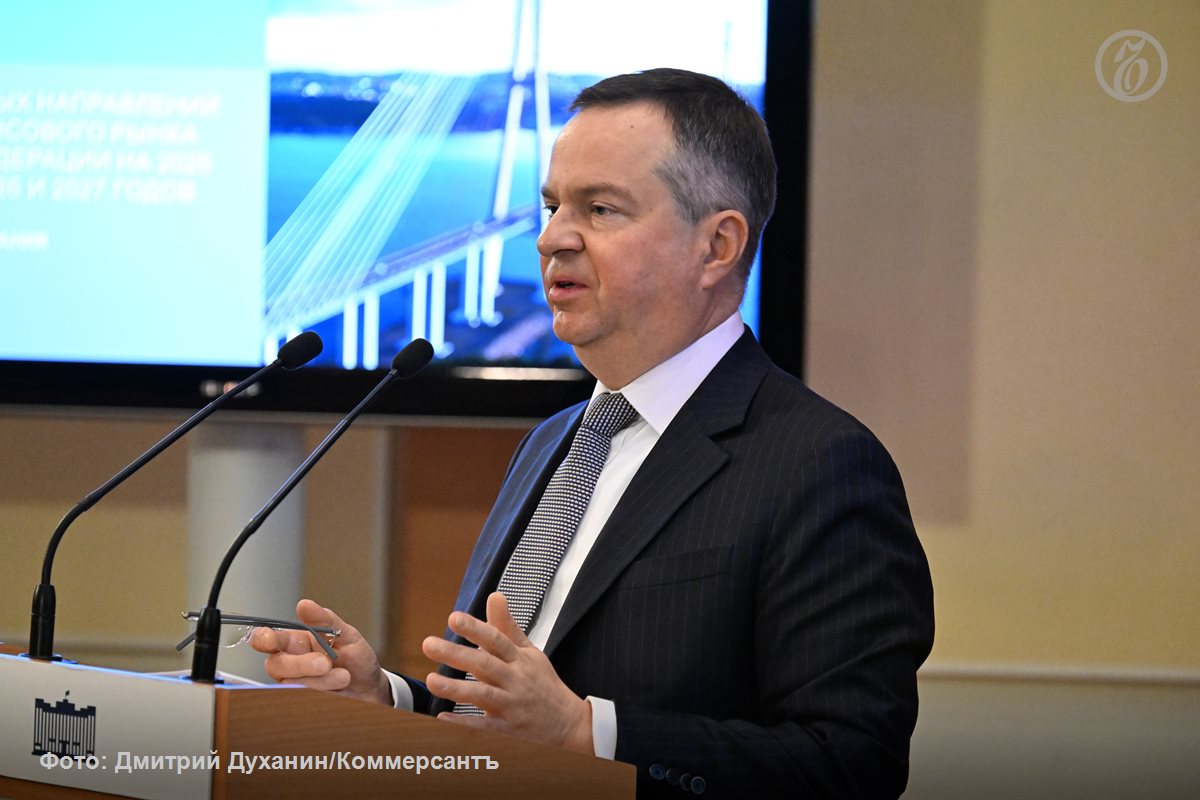 Минфин не планирует ужесточать требования к сделкам по выходу иностранных компаний из активов в России заявил замминистра финансов Алексей Моисеев При этом он подчеркнул что условия таких сделок ужесточились на практике прежде всего в отношении выплаты иностранному участнику стоимости отчуждаемого актива С октября 2024 года минимальный дисконт для сделок по продаже иностранцами активов увеличен с 50 до 60 Взнос в федеральный бюджет вырос до 35 от рыночной стоимости активов Выплата распределяется по срокам 25 в первый месяц после сделки еще 5 через год оставшиеся 5 в течение двух лет Подписывайтесь на Ъ Оставляйте бусты