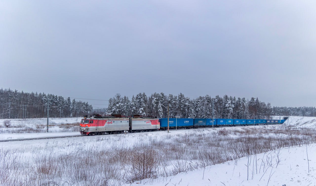 Перевозки контейнеров превысили 634 тыс ДФЭ в январе экспорт вырос на 3 7 Во всех видах сообщения включая внутрироссийское экспорт импорт и транзит за первый месяц года перевезли по сети РЖД 634 4 тыс ДФЭ Это на 7 меньше чем за аналогичный период прошлого года Количество отправленных груженых контейнеров составило 445 6 тыс ДФЭ 9 1 в том числе на экспорт 145 1 тыс ДФЭ 3 7 Лидеры по объёмам во всех видах сообщения химикаты и сода 73 3 тыс ДФЭ 1 9 к уровню января 2025 года промышленные товары 43 тыс ДФЭ 8 5 бумага 35 5 тыс ДФЭ 1 2 Всего в контейнерах перевезено 6 6 млн тонн различных грузов Подписаться на Телеграмму РЖД Голосовать за канал Подписаться на РЖД в MAX Каналы железных дорог