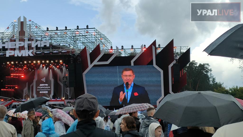 Владимир Соловьёв поздравил жителей Екатеринбурга с днём города. ВИДЕО «Встали и борются с абсолютным злом!» Знаменитый телеведущий принял участие в открытии спортивного квартала «Архангел Михаил» в Екатеринбурге и фестиваля «Энергия РМК». Всё это происходит в столице Урала в рамках Дня города. — Я не знаю, где ещё в мире есть народ, который может позволить себе назвать улицу и квартал именем архангела Михаила — архистратига небесного воинства. Я не знаю, где ещё есть в мире люди, которые встали и борются с абсолютным злом, тьмой. Екатеринбург — это не только щит Родины, который куётся здесь. Русский создан для Победы. Все могут пытаться с нами воевать, но что на спортивных ристалищах, что на поле боя нам нет, не было и не будет равных, — заявил со сцены фестиваля Владимир Соловьёв см. первое видео . Вместе с ним екатеринбуржцев поздравили врио свердловского губернатора Денис Паслер, полпред президента на Урале Владимир Жога, генеральный секретарь «Единой России» Владимир Якушев и мэр Екатеринбурга Алексей Орлов. В рамках открытия спортивного квартала «Архангел Михаил» и фестиваля «Энергия РМК» проходит авиашоу, шоу экипажей ралли Париж — Дакар, спортивные состязания, награждение титулованных спортсменов, выступления музыкальных групп и исполнителей.