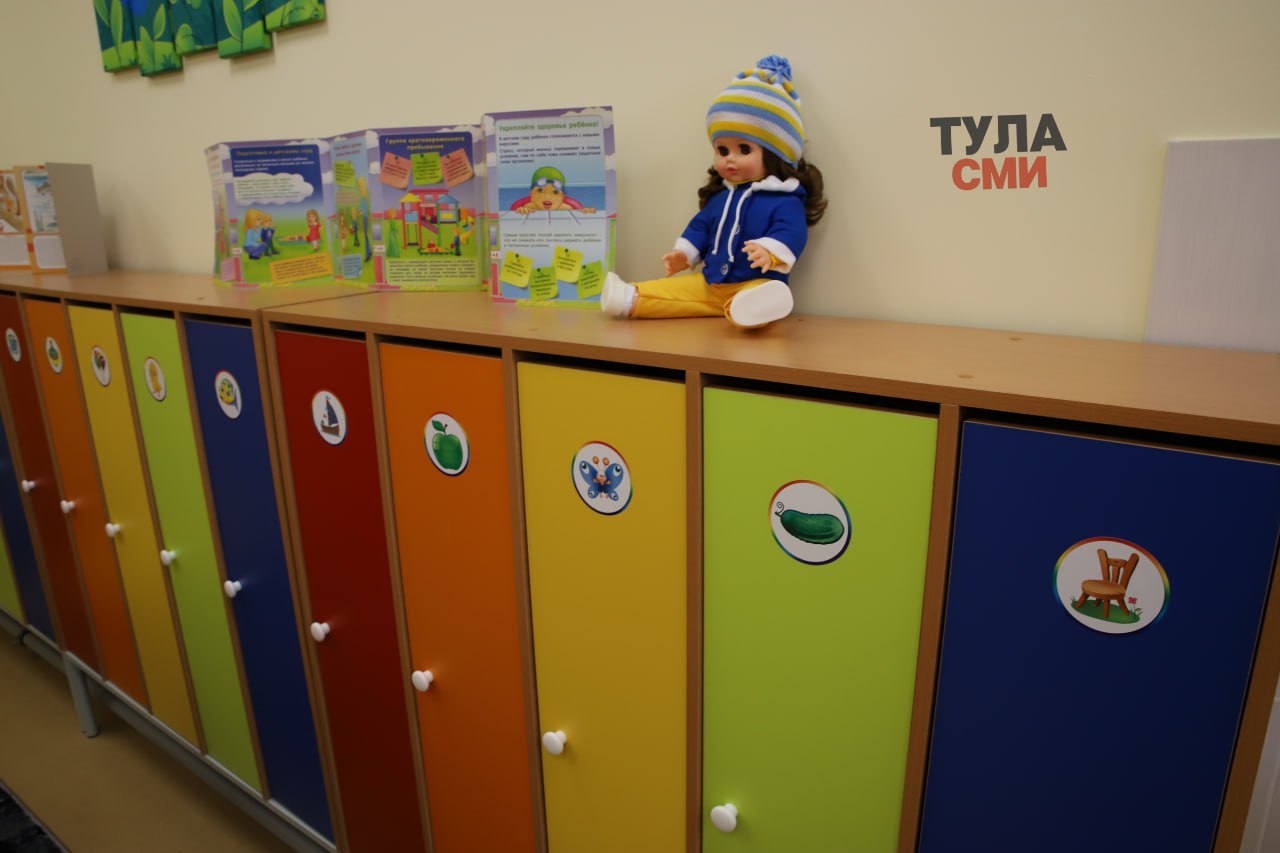 На федеральном уровне оценили график работы тульских детских садов 21 января Владимир Путин провел совещание с членами правительства посвященное вопросам граждан В ходе обсуждения заместитель председателя правительства Дмитрий Чернышенко привел Тульскую область в качестве примера грамотной организации дошкольного образования Дмитрий Чернышенко отметил что в регионе режим работы детских садов гибко подстраивается под график промышленных предприятий В то время как стандартный день в учреждениях длится с 08 00 до 19 00 в Тульской области по запросу родителей открывают дежурные группы В них детей можно приводить уже к 6 30 утра а забирать после завершения рабочей смены Такая практика пока распространена не во всех субъектах поэтому опыт региона планируют использовать для совершенствования системы по всей стране Напомним что в Тульской области с 2020 года обеспечена 100 доступность дошкольного образования включая места в дежурных и круглосуточных группах 1  2   Подпишись на новости Мы в MАХ