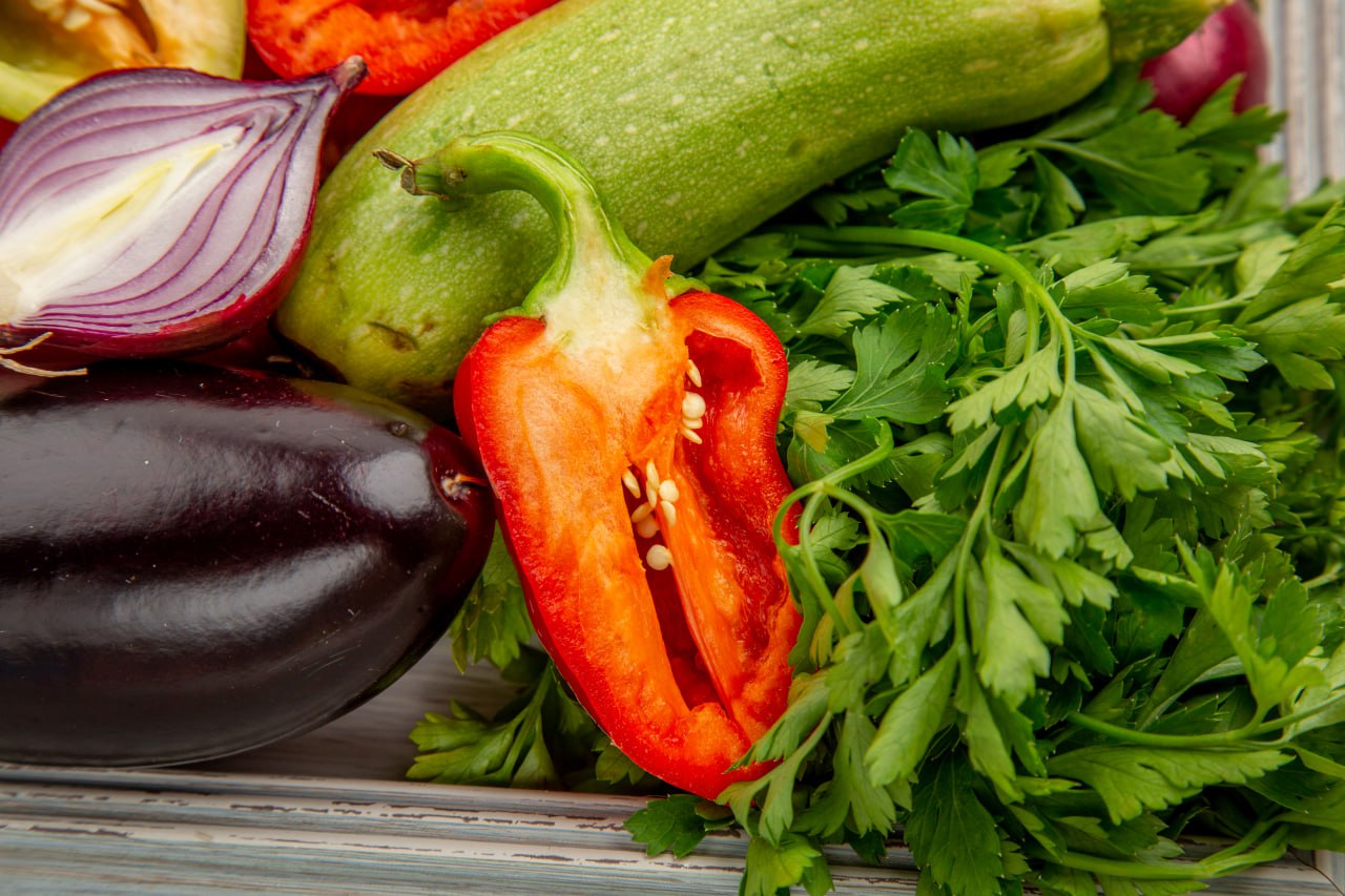 В Башкирии продолжают расти цены на продукты Башстат зафиксировал очередное повышение цен на ряд популярных продуктов питания в Башкирии за прошедшую неделю. Об этом свидетельствуют данные свежего еженедельного отчета. Лидером подорожания стала морковь, цена которой выросла на 7,54%, достигнув 63,39 рубля за килограмм. Продолжает дорожать и свекла. Теперь за килограмм корнеплодов придется заплатить в среднем 82,80 рубля, что на 5,23% больше, чем неделей ранее. После периода снижения цен в рост пошли и огурцы. Сейчас килограмм стоит 90,53 рубля, что на 3,67% выше, чем в первой половине июня. Также в период с 9 по 16 июня подорожали рыба мороженая неразделанная 298,76 рубля, +1,55% и колбаса полукопченая и варено-копченая 642,24 рубля, +1,23% . Обратная связь Подписаться