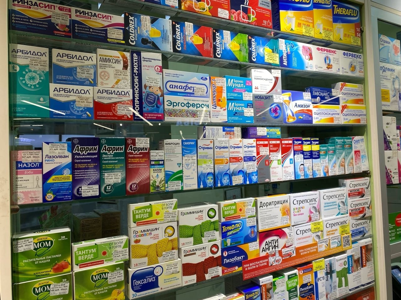 В аптеках Узбекистана выявлены незарегистрированные и несертифицированные лекарства Комитет по конкуренции проверил качество лекарственных средств и изделий медицинского назначения, реализуемых в аптеках страны. Для испытаний было закуплено 64 наименования продукции, направленные в Центр безопасности фармацевтической продукции. По результатам проверки, в половине случаев обнаружены препараты, поступившие окольными путями и не соответствующие установленным требованиям. В частности: 19 наименований 30% — без сертификатов соответствия; 13 наименований 20% — не зарегистрированы в Государственном реестре. Среди выявленных нарушений: продажа польского препарата “Бисептол 480” серия 80523, срок годности — ноябрь 2025 года в Кашкадарьинской области ООО Aziya Universal Biznes, а также реализация индийского препарата “Фестал Н” и других незарегистрированных лекарств ООО PLUS - OMAD FARM. Нарушения зафиксированы в аптеках Джизакской, Наманганской, Навоийской, Хорезмской областей и города Ташкента, в том числе в ООО AKROMFARM, OYDIN MEGA FARM, XO JAI-JAXON GRAND, SAIDAKMAL PHARM, URGANCH AZIZBEK SHIFO, DON BIOPHARM, City Pharm, LABZAK LIDER PHARM, NISHAN PHARM BUSINESS, SRI - PHARM. Материалы направлены в Центр безопасности фармацевтической продукции для принятия мер и изъятия из обращения лекарственных средств, качество которых не гарантировано.