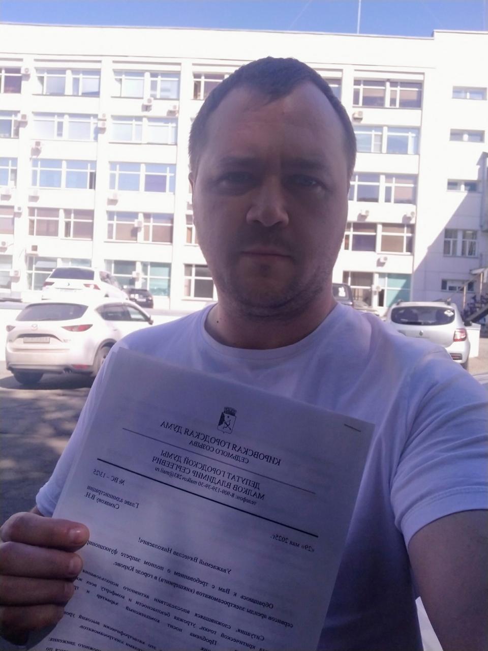 Депутат Кировской гордумы Владимир Малков направил главе администрации Вячеславу Симакову требование о полном запрете сервисов аренды электросамокатов. Такое решение связано с многочисленными жалобами жителей на опасное поведение пользователей: самокаты часто ездят по тротуарам с высокой скоростью, создавая угрозу для детей, пожилых людей и мам с колясками. Кроме того, подростки нарушают правила, катаясь вдвоём и паркуя самокаты в неположенных местах. Согласно данным ГИБДД, число аварий с участием электросамокатов растёт, а отсутствие велодорожек и выделенных полос усугубляет ситуацию. Пока не будут разработаны правила и создана безопасная инфраструктура, предлагается ввести полный запрет аренды электросамокатов в Кирове, чтобы защитить горожан от травм и беспорядка на улицах.