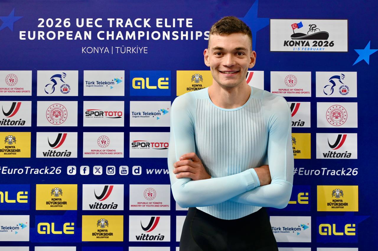 Лев Гонов выиграл золото чемпионата Европы по велоспорту на треке Спортсмен стал лучшим в индивидуальной гонке преследования показав время 4 минуты и 3 491 секунды В финале он обошел датчанина Робина Скивильда Серебро в скретче завоевал другой представитель России Илья Савекин ЧЕ проходит в турецком городе Конья с 1 по 5 февраля Подписывайтесь на РИА Новости Спорт в MAX