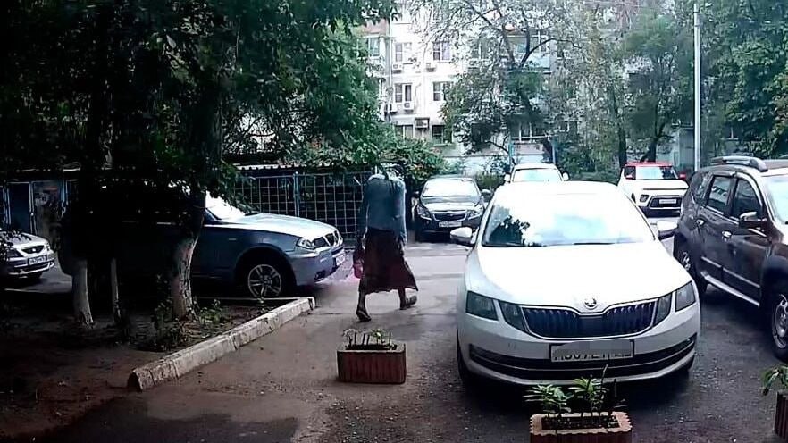 В Ростове мужчина в юбке воровал медные трубки из кондиционеров Об этом рассказали в полиции. Мужчина бродил по дворам и срезал трубки 20 июля. Вероятно, чтобы отвести подозрения, он надел женскую юбку. Жители сообщили о нем в полицию. На место приехали сотрудники Росгвардии и полиции. Они быстро задержали 36-летнего мужчину. На него завели дело о краже. Сейчас он находится под подпиской о невыезде. Ему грозит до двух лет тюрьмы. Подписаться на "Новости Ростова" Прислать новость