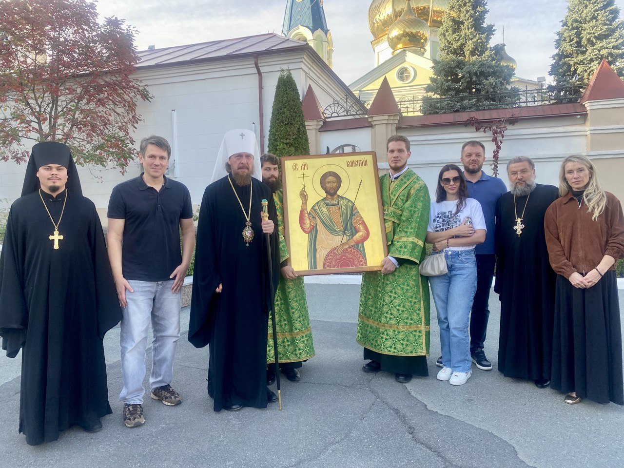 Иконы палехского письма передала семья Чмир в три храма Челябинска В память о своем почившем отце Валентине Михайловиче Александр и Ольга Чмир передали в дар большие иконы написанные в 2000 году палехскими мастерами Икону святого Валентина лично принял для Свято Симеоновского собора митрополит Челябинский и Миасский Алексий Вторую икону великомученика Георгия Победоносца сестра с братом подарили храму благоверного князя Александра Невского Третью икону Вседержителя семья передала в Одигитриевский монастырь рядом с Плодушкой прошло детство Александра и Ольги Большие иконы украшенные сусальным золотом и написанные по всем православным канонам долгие годы украшали домашнюю коллекцию Нельзя чтобы такое художественное и духовное наследие оставалось лишь в домашней коллекции Оно должно служить храму прихожанам говорит Александр Чмир Несмотря на то что сейчас дарители живут в Москве и Калининграде они специально приехали в Челябинск чтобы таким образом почтить память об отце