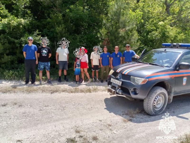 Под Бахчисараем потерялись пять туристов  Трое взрослых и двое детей сошли с тропы в районе Мангуп-Кале и не могли спуститься к своей машине, сообщили в ГУ МЧС России по Крыму.  «По прибытии к месту происшествия спасатели Главного управления МЧС России по Республике Крым обнаружили туристов и сопроводили к личному автомобилю», – рассказали в министерстве.  В медицинской помощи люди не нуждались. В спасательной операции задействовали пять специалистов и одну единицу техники.  Фото: ГУ МЧС России по Крыму  Крым 24