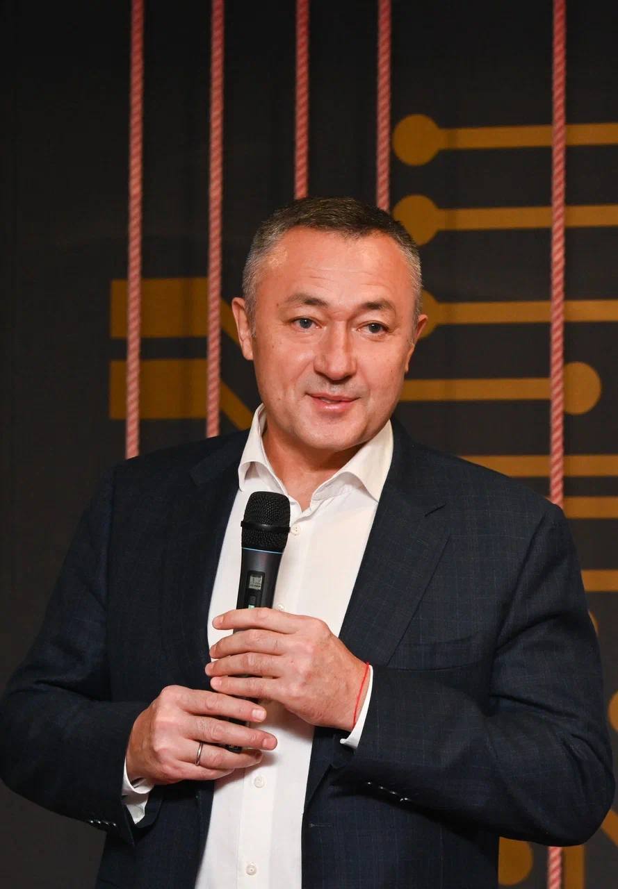 Виктор Пинский профсоюзы стран СНГ предлагают повысить стандарт минимальной зарплаты Минимальная зарплата в странах СНГ должна соответствовать уровню который обеспечивает нормальные условия жизни Депутат Госдумы генеральный секретарь ВКП член Генсовета Единой России Виктор Пинский отметил что МРОТ необходимо вывести на уровень минимального потребительского бюджета Почти во всех странах СНГ минимальный размер оплаты труда за двадцать лет вырос в десятки раз и достиг уровня прожиточного минимума Сегодня перед профсоюзами новая цель добиться увеличения минимальной зарплаты до уровня минимального потребительского бюджета подчеркнул парламентарий Профсоюзы предлагают пересчитать потребительский бюджет так чтобы он отражал реальные расходы на нормальную жизнь и корректировался вместе с ростом цен Эти предложения обсудили профсоюзные лидеры из семи стран на заседании Совета ВКП в Москве Приморскийкрай ЕР25