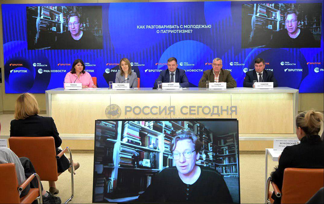 В России стартовал национальный образовательный проект На площадке медиагруппы Россия сегодня состоялась пресс конференция в ходе которой был дан старт национальному образовательному проекту Истоки патриотизма опыт русской истории и культуры для школьной и студенческой молодежи Эксперты обсудили как сделать разговор о философии живописи литературе ценностях и традициях страны актуальным и привлекательным для молодого поколения В школах нашей страны появились ставки советников по воспитанию помощников директоров школ старших вожатых которые занимаются воспитательной работой Они реализуют эту работу в различных направлениях и в том числе конечно мы не имеем права не говорить о патриотизме через призму отечественной культуры И тот материал который мы постарались представить конечно будет помощью в работе в этом направлении для организации воспитательного процесса в школе сказал первый заместитель министра просвещения России Александр Бугаев Проект включает 5 курсов Родина и родное в русской философии Истоки патриотизма в русской живописи Русская история истоки и многообразие патриотизма Истоки патриотизма в истории возникновения русского театра Истоки патриотизма в русской литературе Комплексное системное объединение философии истории культуры и русской литературы показывает многообразие и многоликость основы нашего культурного кода подчеркнула заместитель министра науки и высшего образования России Ольга Петрова По словам организаторов фундаментом современной личности выступают ценности поэтому их необходимо прививать с раннего возраста Проект реализуется Фондом поддержки творческих инициатив МИР при участии Министерства просвещения Российской Федерации