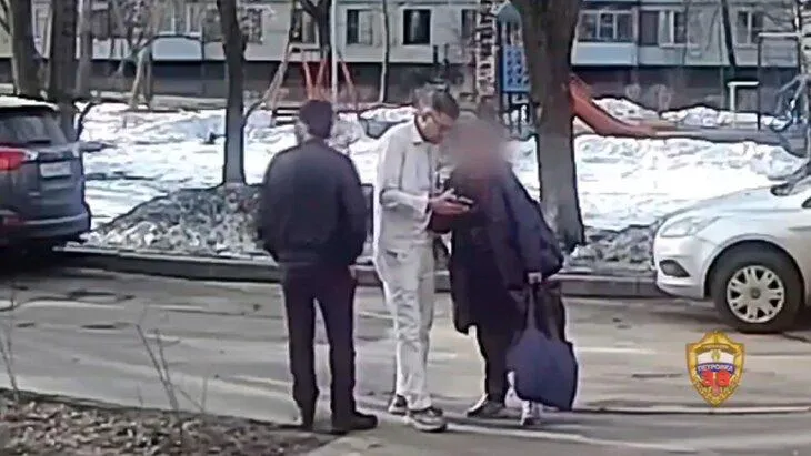 В Москве 34 летний иностранец украл телефон у женщины пока она подсказывала ему дорогу Он попросил помочь с навигатором и вытащил её гаджет из кармана куртки Полицейские задержали мужчину в кафе на проспекте Мира телефон вернули владелице Возбуждено дело о краже Ранее в метро на станции Петровский парк 18 летний житель Подмосковья выхватил телефон из рук пассажирки в вагоне и скрылся Его задержали на Пушкинской дело возбуждено по статье Грабеж Москваунт Подписаться