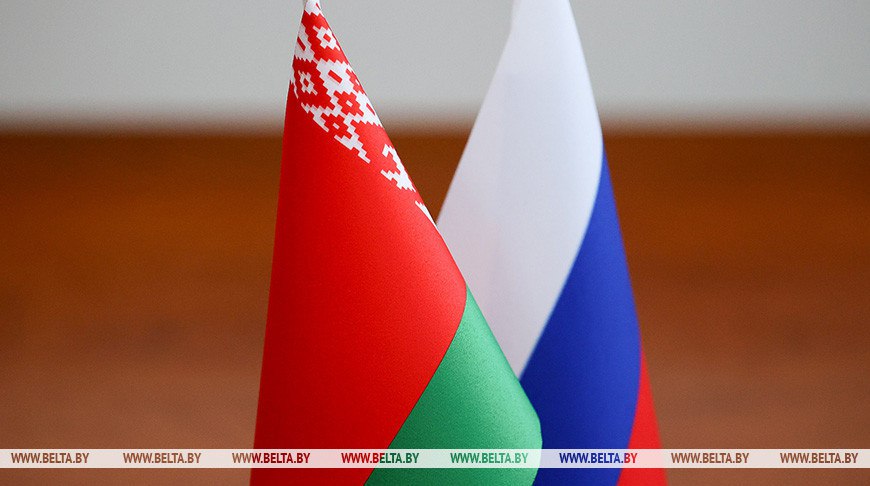 Лукашенко одобрил проект соглашения с Россией о сотрудничестве в сфере драгоценностей Президент Беларуси Александр Лукашенко одобрил в качестве основы для проведения переговоров проект соглашения между правительством Республики Беларусь и правительством Российской Федерации о сотрудничестве в сфере деятельности с драгоценными металлами драгоценными камнями и изделиями из них Соответствующий указ глава государства подписал 21 октября сообщили в пресс службе белорусского лидера На проведение переговоров по проекту соглашения и его подписание уполномочено Министерство финансов 0 Сайт подписаться VK OK Instagram Facebook YouTube TikTok задать вопрос