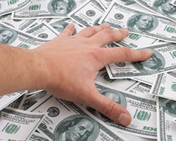 ФБР раскрывает крупнейшее мошенничество в сфере здравоохранения в истории США      30 июня ФБР и Министерство юстиции  DOJ  заявили, что в ходе расследования «крупнейшего мошенничества в сфере здравоохранения» в истории США было сообщено об убытках на сумму почти 15 миллиардов долларов, а должностные лица предъявили обвинения более 300 людям в связи с предполагаемой схемой.
