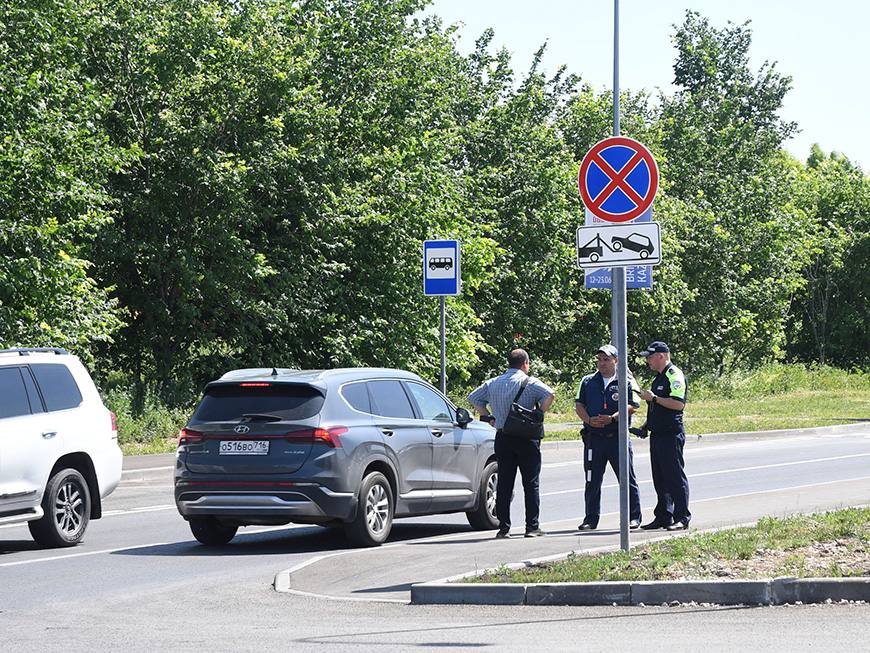 В Казани за сутки зарегистрировали 188 ДТП  В Казани за прошедшие сутки произошло 188 дорожно-транспортных происшествий, пять из которых – с пострадавшими. Семь человек получили травмы разной степени тяжести. Об этом сообщили в мэрии.  Так, напротив дома №15 по улице Чкалова неизвестный водитель не уступил дорогу пешеходу и сбил 25-летнюю женщину. После происшествия он покинул место аварии. Пострадавшая получила травмы различной степени тяжести и была госпитализирована для получения медицинской помощи.  В течение суток к административной ответственности привлекли 261 водителя и 33 пешехода. Основные нарушения: отсутствие ремней безопасности  34 случая , игнорирование пешеходов  1 случай , нарушения при перевозке детей  4 случая  и управление в состоянии алкогольного опьянения  6 случаев .  Подписаться   Сообщить новости