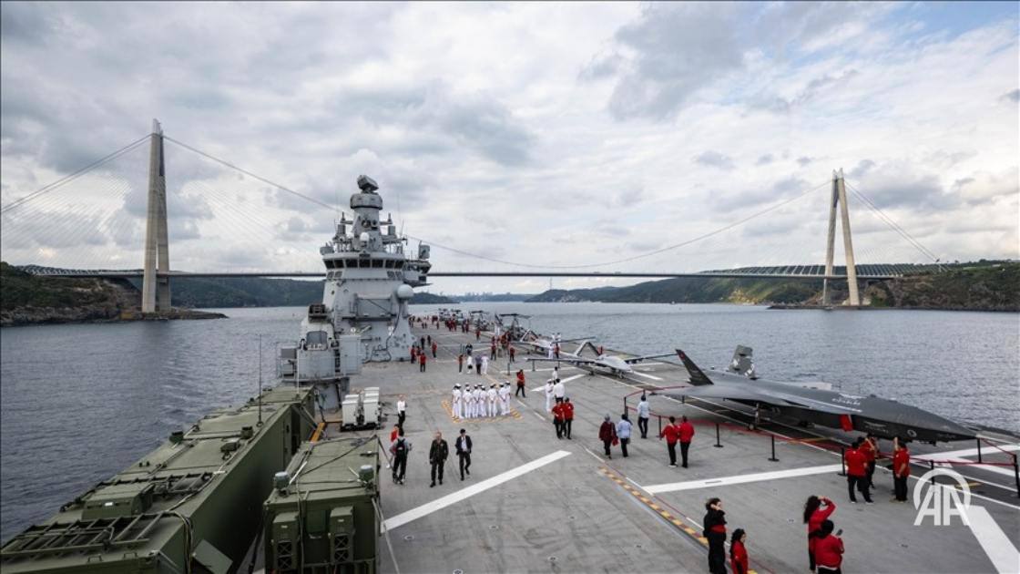 TCG Anadolu вышел из порта Сарайбурну для участия в морской парадной ходке в Стамбульском проливе Крупнейший военный корабль Турции TCG Anadolu вышел из порта Сарайбурну для участия в морской парадной ходке которая пройдет в рамках TEKNOFEST Голубая Родина в Стамбульском проливе Мероприятие проводится при поддержке Министерства национальной обороны TCG Anadolu покинул порт около 07 00 и направился в акваторию Черного моря На борту корабля находятся 250 студентов отобранных Министерством молодежи и спорта совместно с Фондом T3 которые примут участие в параде Парад состоится с 15 30 до 18 30 и начнется от моста Явуз Султан Селим В составе военно морских сил проходящих по проливу будут участвовать отремонтированная яхта Мустафы Кемаля Ататюрка TCG Savarona TCG Oruçreis TCG İstanbul TCG Heybeliada TCG Kalkan TCG Alanya TCG Sancaktar и подводная лодка TCG Hızırreis