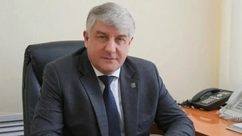 Временно исполняющего полномочия мэра Нововоронежа Юрия Черенкова задержали Сейчас проводятся следственные действия Черенков был назначен временно исполняющим полномочия главы города 27 марта а к обязанностям приступил с 1 апреля Он сменил на посту Романа Ефименко который перешел на должность министра по развитию муниципальных образований Воронежской области До назначения в Нововоронеж Черенков занимал должность первого заместителя главы администрации Павловского района Мы в Мах