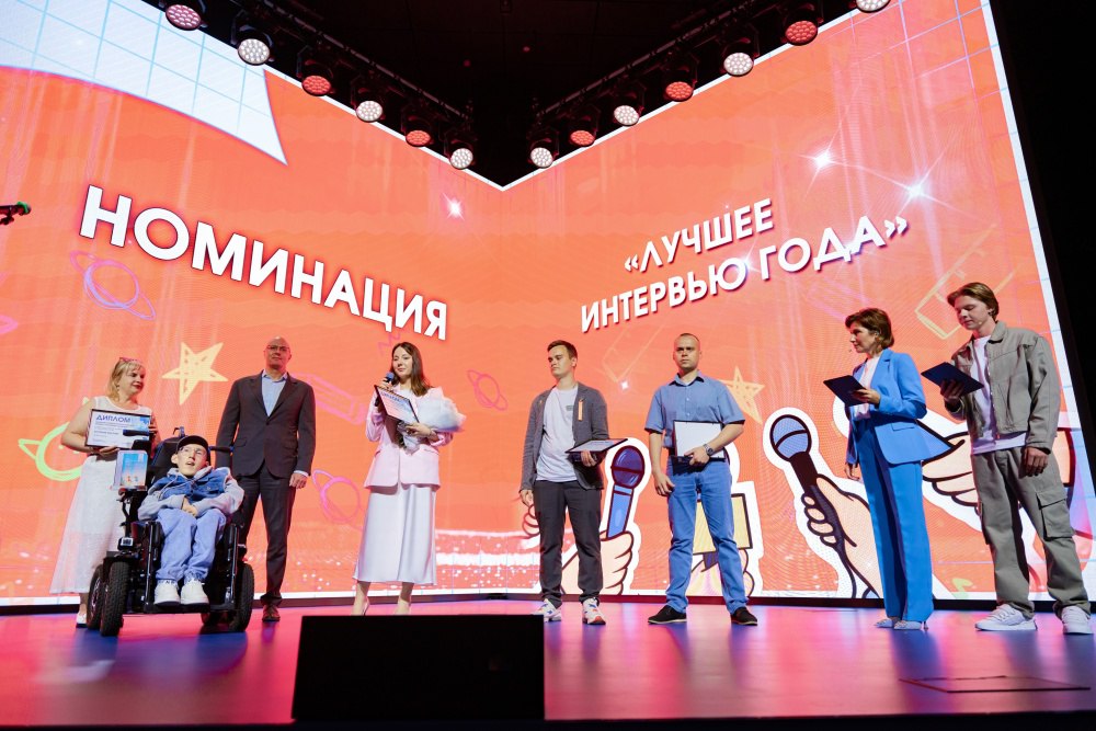 В День защиты детей Сергей Кириенко и Дмитрий Чернышенко наградили лауреатов I Всероссийской премии «Разговоры о важном» В День защиты детей Первый заместитель Руководителя Администрации Президента России Сергей Кириенко и заместитель Председателя Правительства Дмитрий Чернышенко наградили победителей I Всероссийской премии «Разговоры о важном».