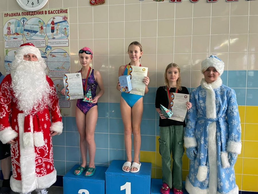 Большой спортивный праздник организовали для ребят в ФОК Уручье Новогодний заплыв на призы от Деда Мороза в спорткомплексе проводится на протяжении многих лет Как рассказала директор ФОК Юлия Метс на турнир приглашают учащихся четвертых и пятых классов школ Первомайского района Также в тренажерном зале ФОК Уручье стартовало районное рождественское первенство по армрестлингу За четыре комплекта медалей боролись 20 участников в возрасте до 23 лет Фото ФОК Уручье Минск Новости MINSKNEWS BY Telegram Viber FB VK Inst TikTok YouTube